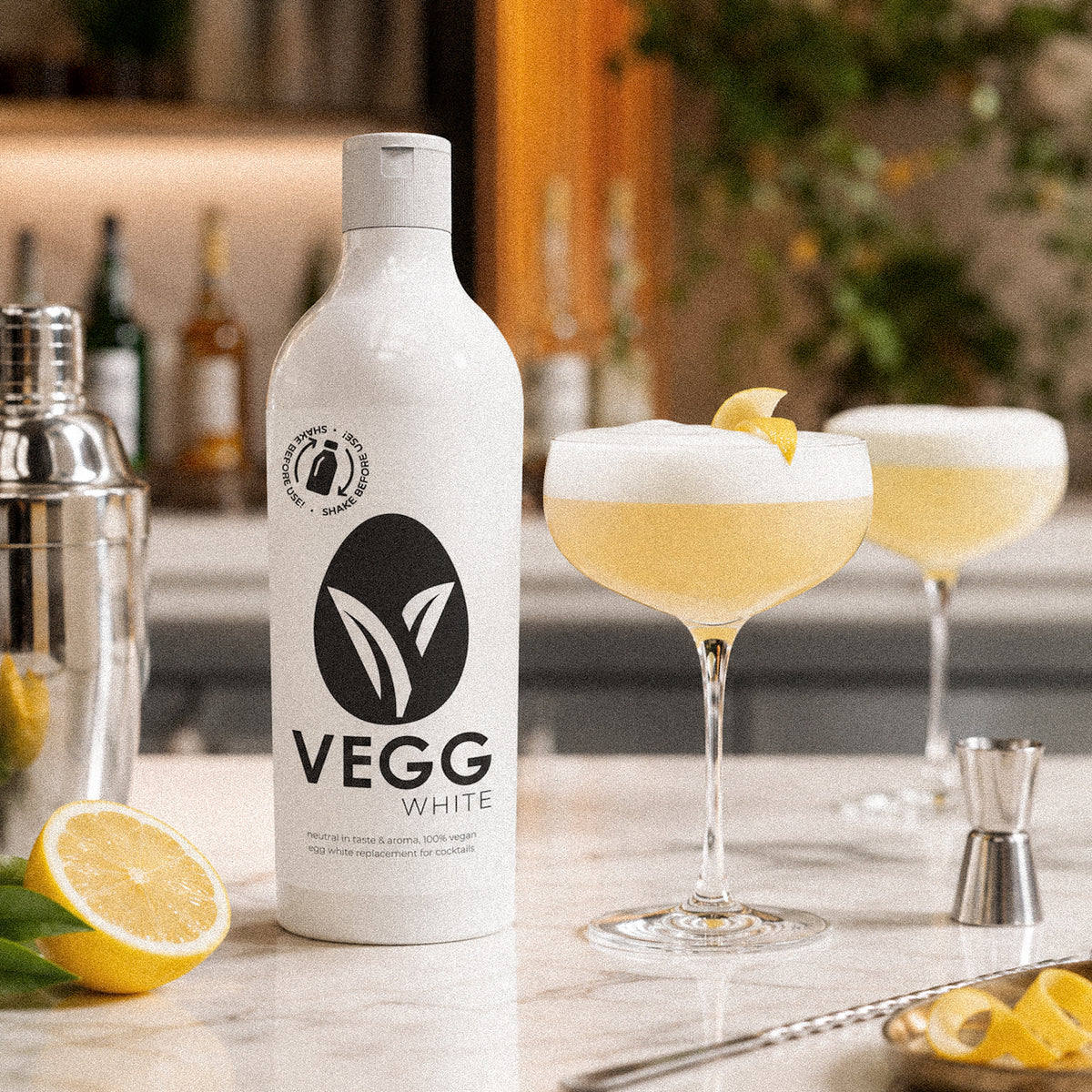 Sticla VEGG WHITE langa doua cocktailuri Sour cu spuma